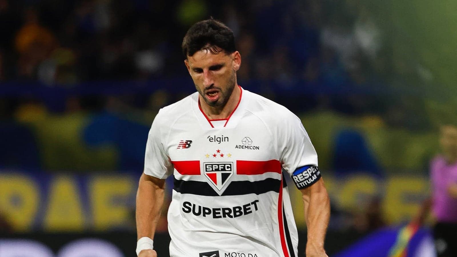 Calleri conduz a bola com a camisa do São Paulo durante o jogo contra o Boca Juniors, na Bombonera