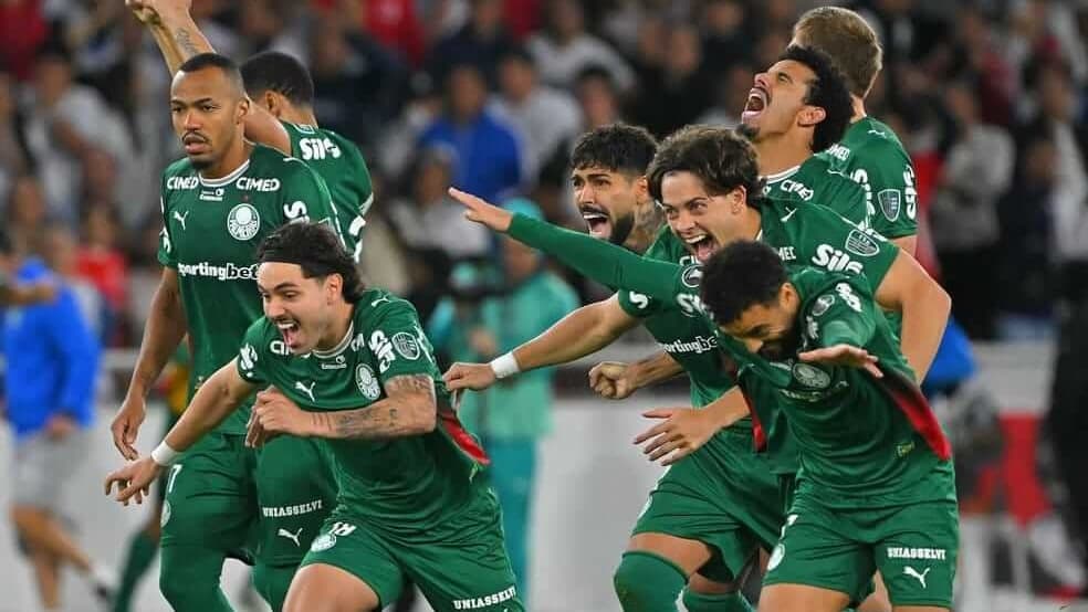Jogadores do Palmeiras correm e comemoram a classificação após a disputa de pênaltis contra a LDU