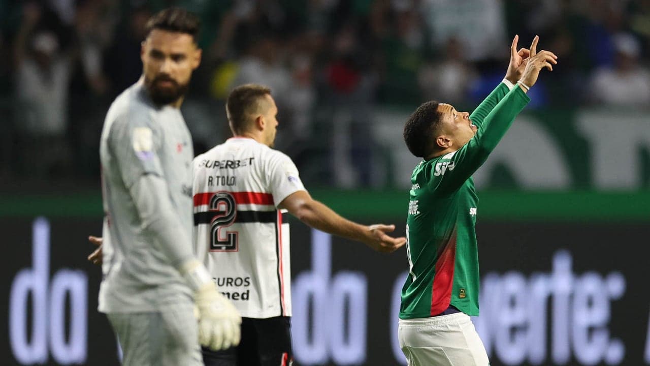 Vitor Roque comemora gol do Palmeiras no Choque-Rei, com jogadores do São Paulo ao fundo