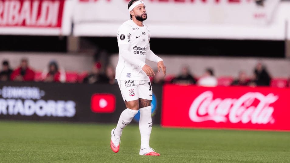 Memphis Depay em campo pelo Corinthians em jogo da Libertadores