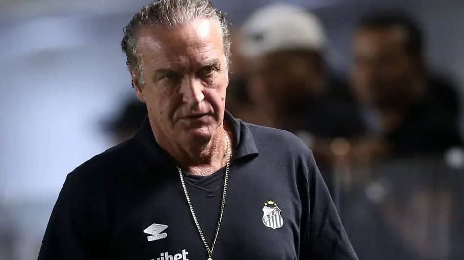 Cuca, técnico do Santos, com expressão séria à beira do campo